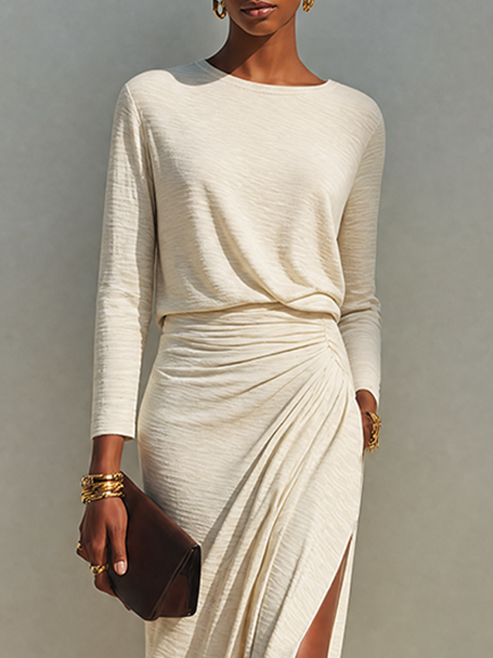 Lova & Lior | Robe longue beige avec décolleté rond, drapé à la taille et fente