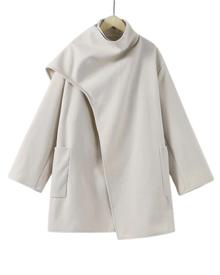 "Eva | Kappa mit Schal" pourrait être réécrit comme "Eva | Manteau à capuche avec écharpe".