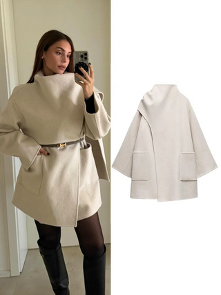 "Eva | Kappa mit Schal" pourrait être réécrit comme "Eva | Manteau à capuche avec écharpe".