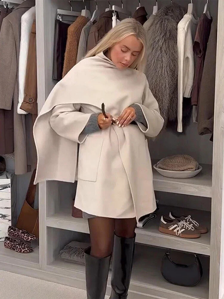 "Eva | Kappa mit Schal" pourrait être réécrit comme "Eva | Manteau à capuche avec écharpe".