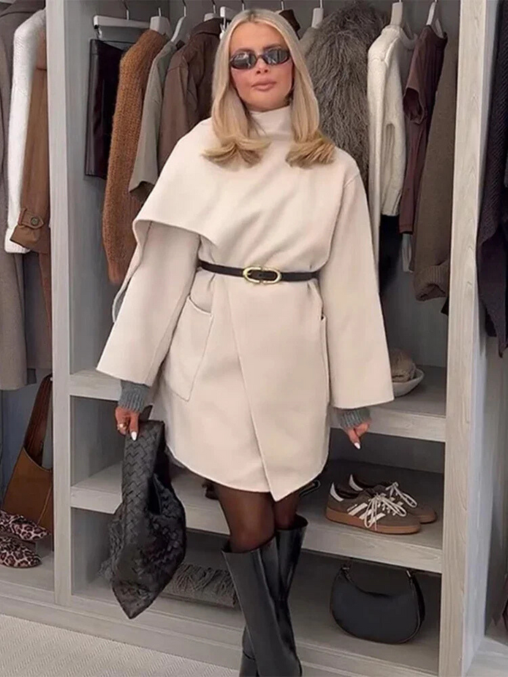 "Eva | Kappa mit Schal" pourrait être réécrit comme "Eva | Manteau à capuche avec écharpe".