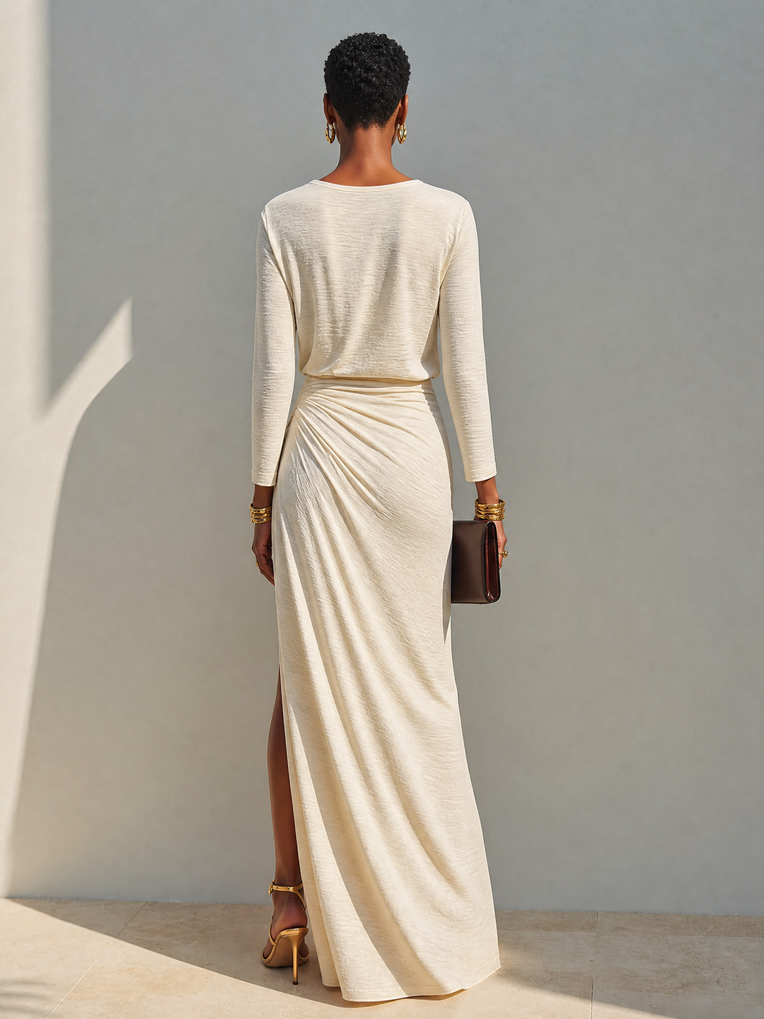 Lova & Lior | Robe longue beige avec décolleté rond, drapé à la taille et fente