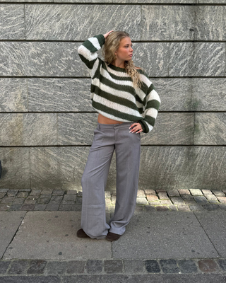 "Louisa | Pull en tricot rayé" peut être reformulé en "Louisa | Pull en tricot à motif rayé".