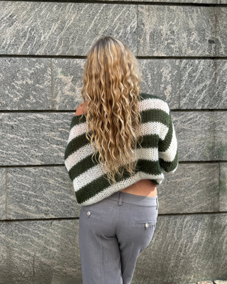"Louisa | Pull en tricot rayé" peut être reformulé en "Louisa | Pull en tricot à motif rayé".