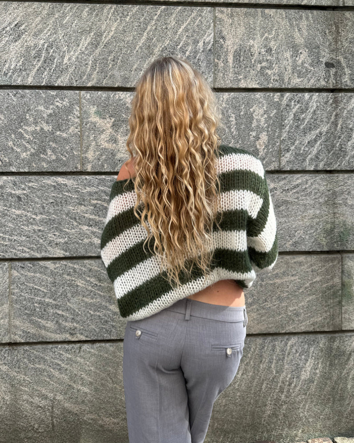 "Louisa | Pull en tricot rayé" peut être reformulé en "Louisa | Pull en tricot à motif rayé".