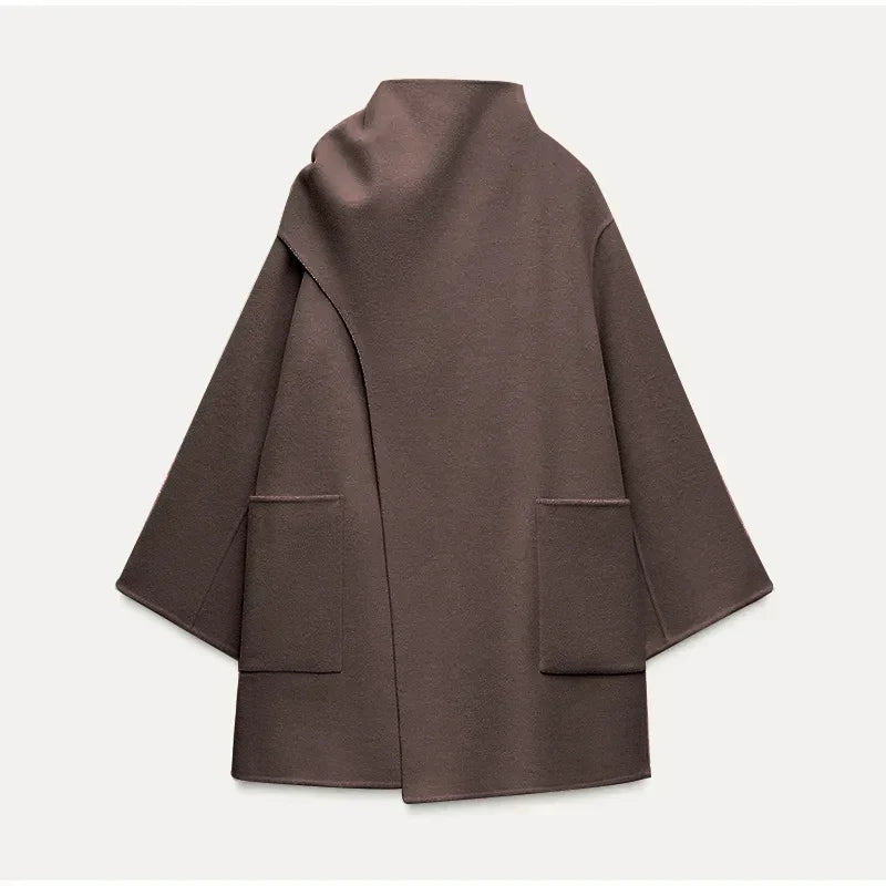 "Eva | Kappa mit Schal" pourrait être réécrit comme "Eva | Manteau à capuche avec écharpe".