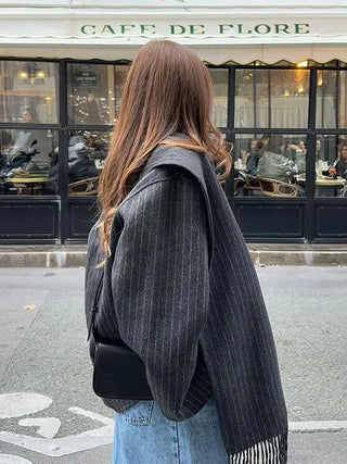 Juna | Veste élégante pour femmes avec écharpe à rayures