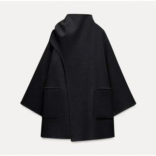 "Eva | Kappa mit Schal" pourrait être réécrit comme "Eva | Manteau à capuche avec écharpe".