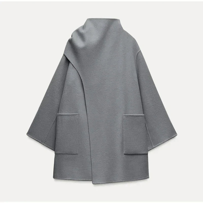 "Eva | Kappa mit Schal" pourrait être réécrit comme "Eva | Manteau à capuche avec écharpe".