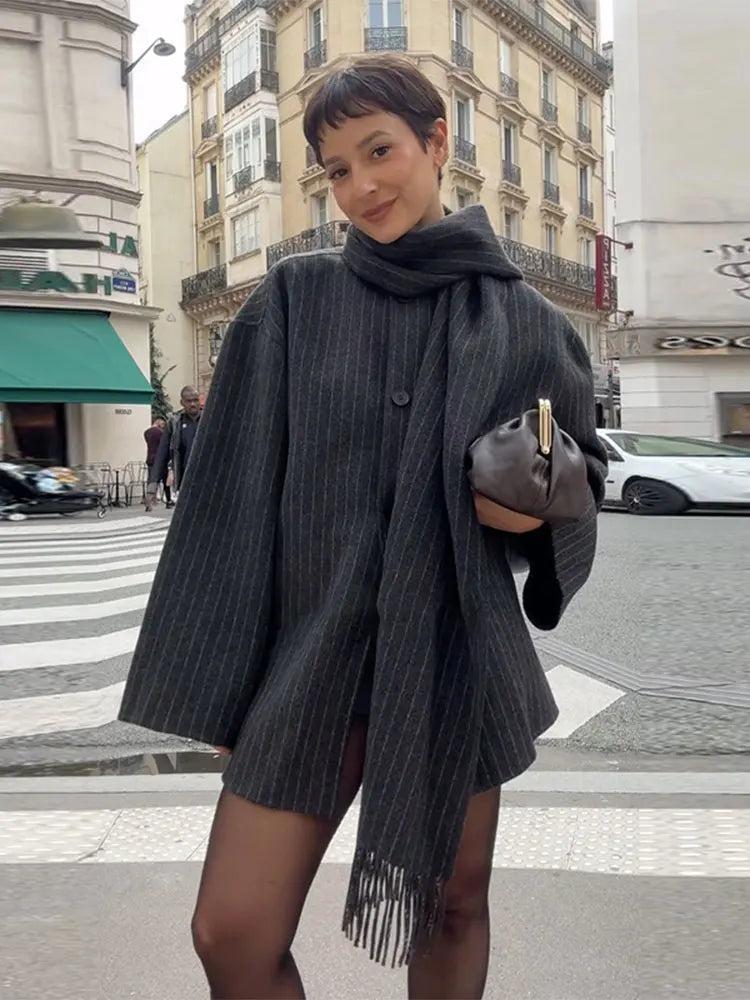 Juna | Veste élégante pour femmes avec écharpe à rayures