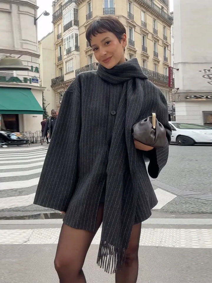 Juna | Veste élégante pour femmes avec écharpe à rayures