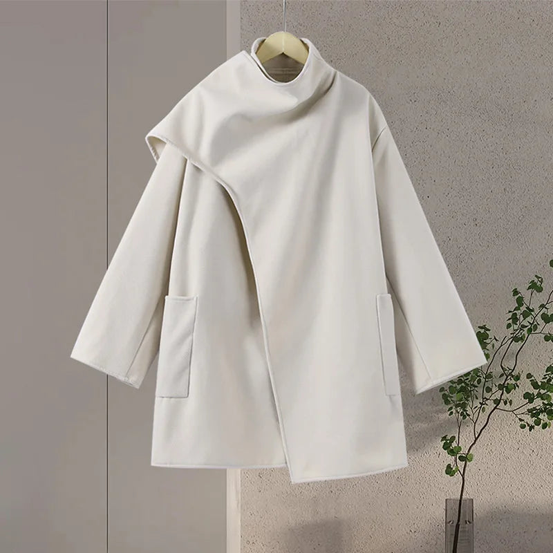"Eva | Kappa mit Schal" pourrait être réécrit comme "Eva | Manteau à capuche avec écharpe".