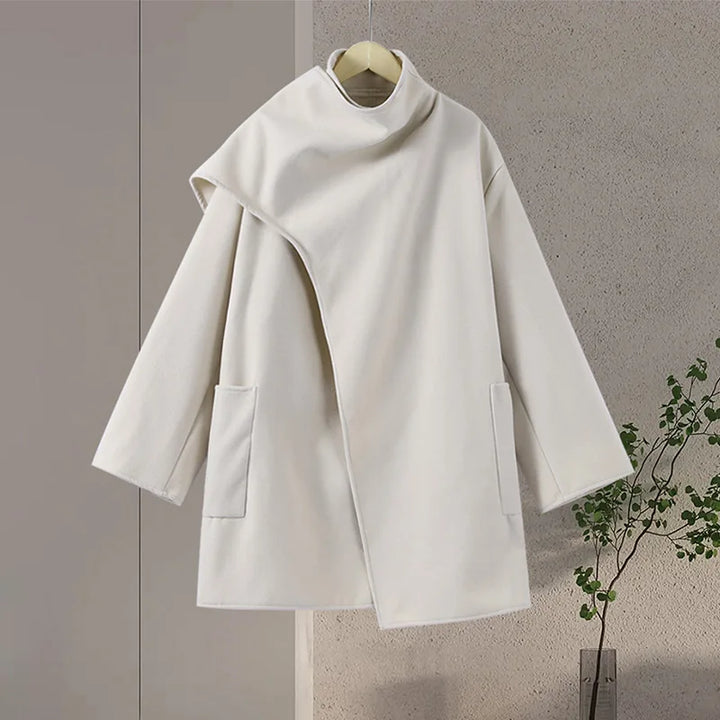 "Eva | Kappa mit Schal" pourrait être réécrit comme "Eva | Manteau à capuche avec écharpe".