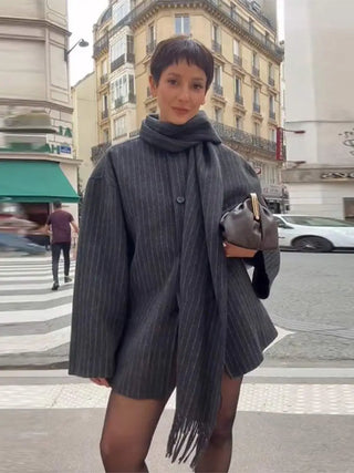 Juna | Veste élégante pour femmes avec écharpe à rayures